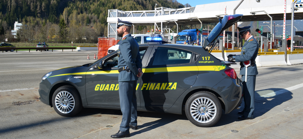Nascoste tra bibite e patatine fritte spuntano 8,7 tonnellate di Marlboro Rosse di contrabbando
